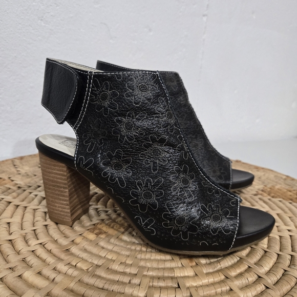 L'Artiste Spring Step Black Laser Cut Slingback Open Toe Sandals 8.5 - Picture 1 of 8